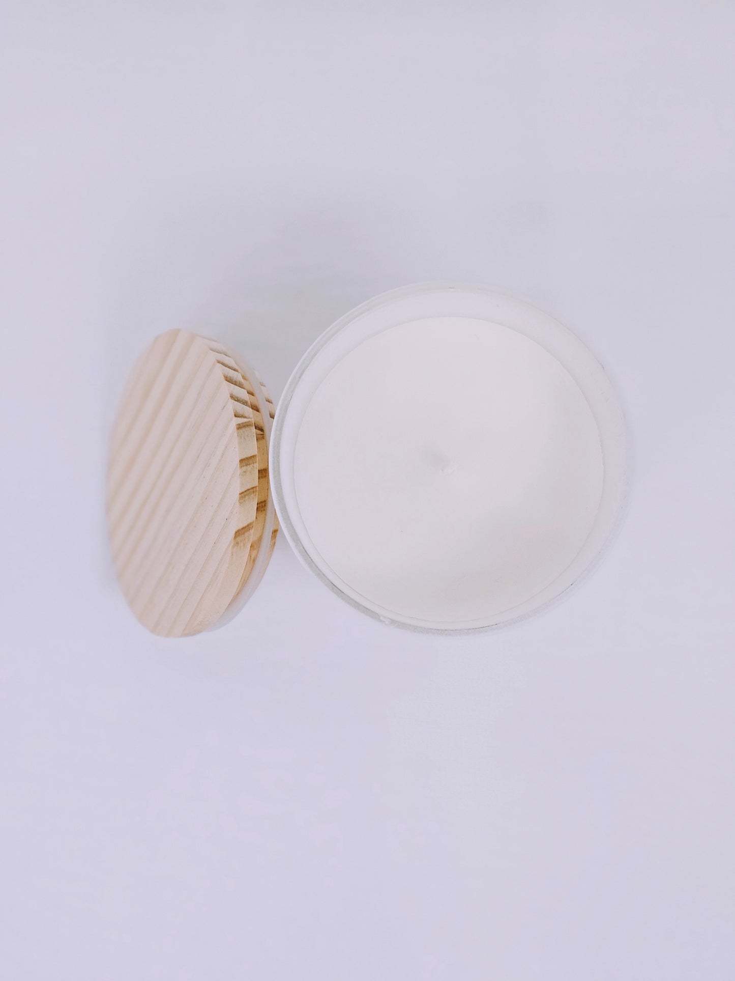 White Linen Coconut Wax 16 oz. White Bamboo Lid