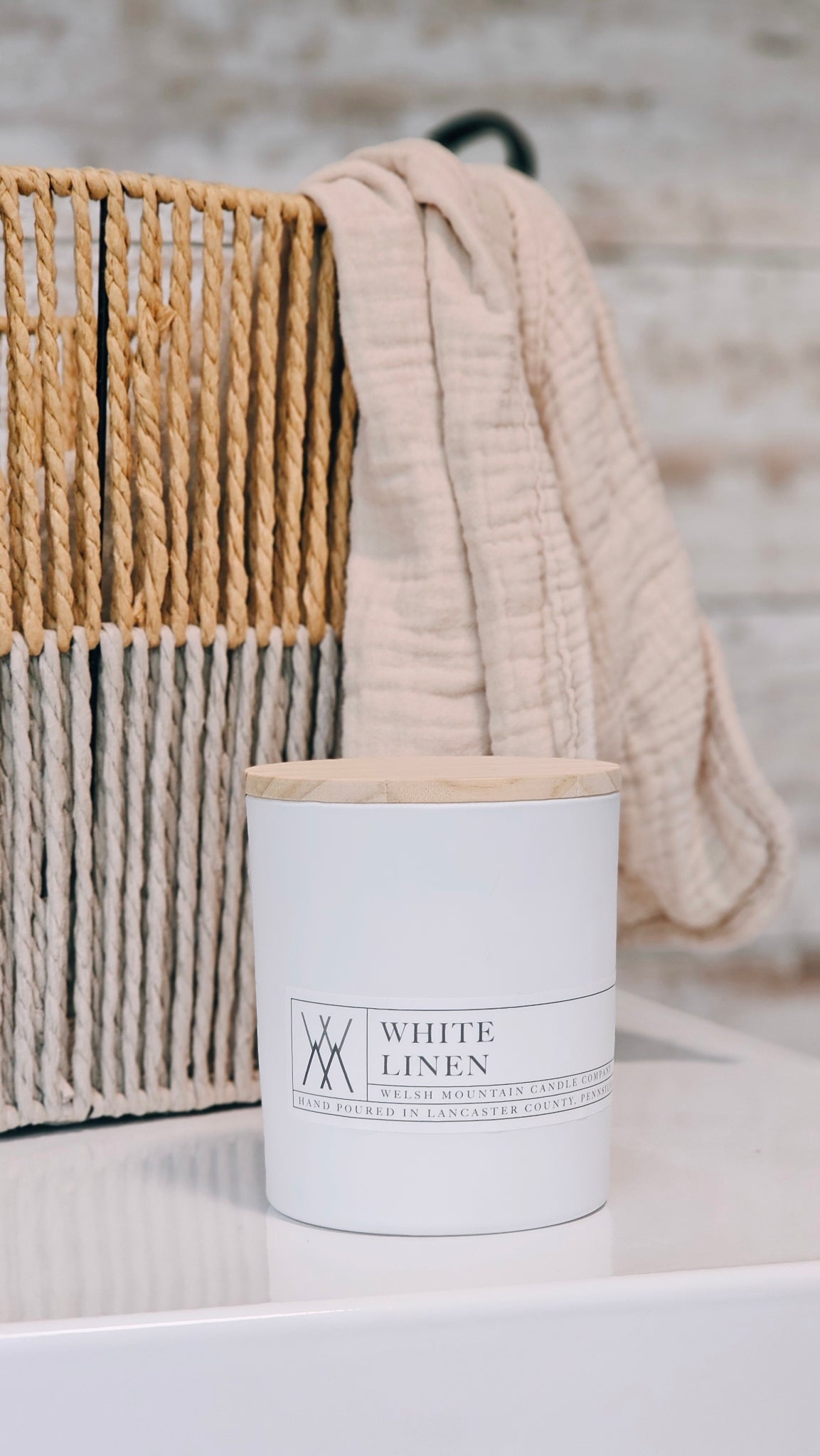 White Linen Coconut Wax 16 oz. White Bamboo Lid