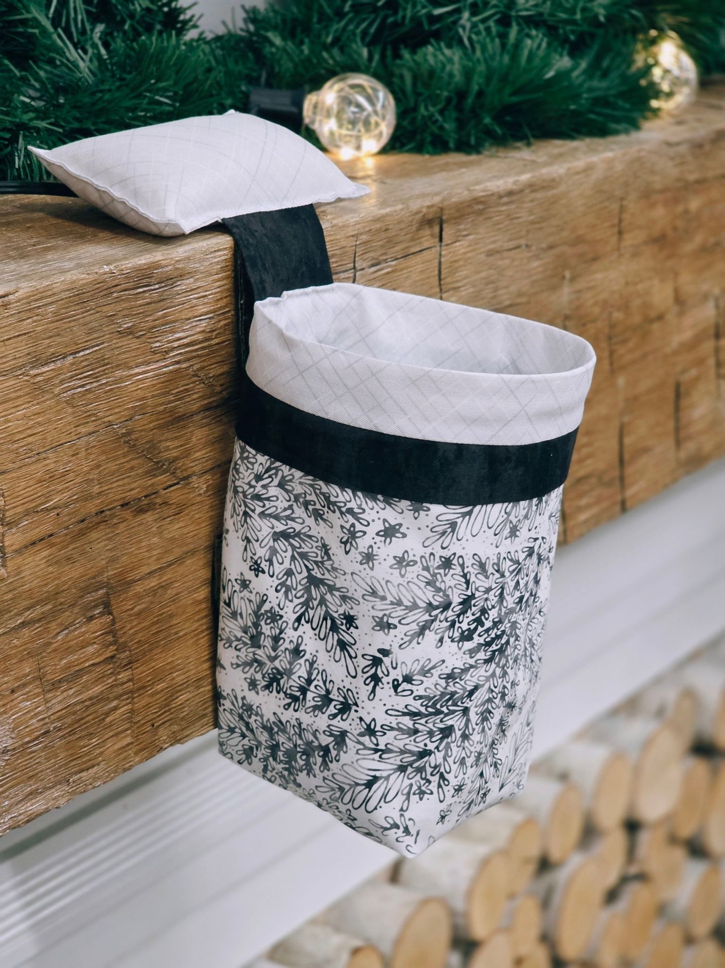 Thread Catcher Black Sprigs